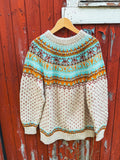 Alasuq mid-season turquoise and red with lice