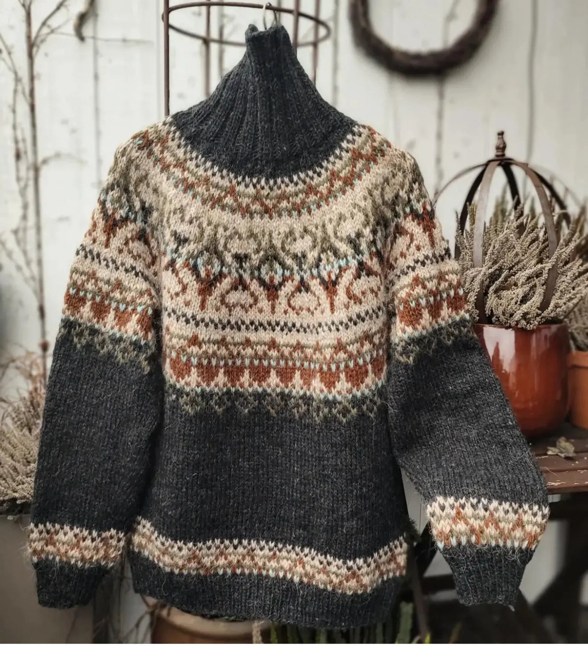 Alasuq polar black heather og beige tweed villmarksgenser av Linka Neumann
