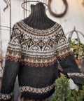 Alasuq polar black sheep heather og highland green villmarksgenser av Linka Neumann