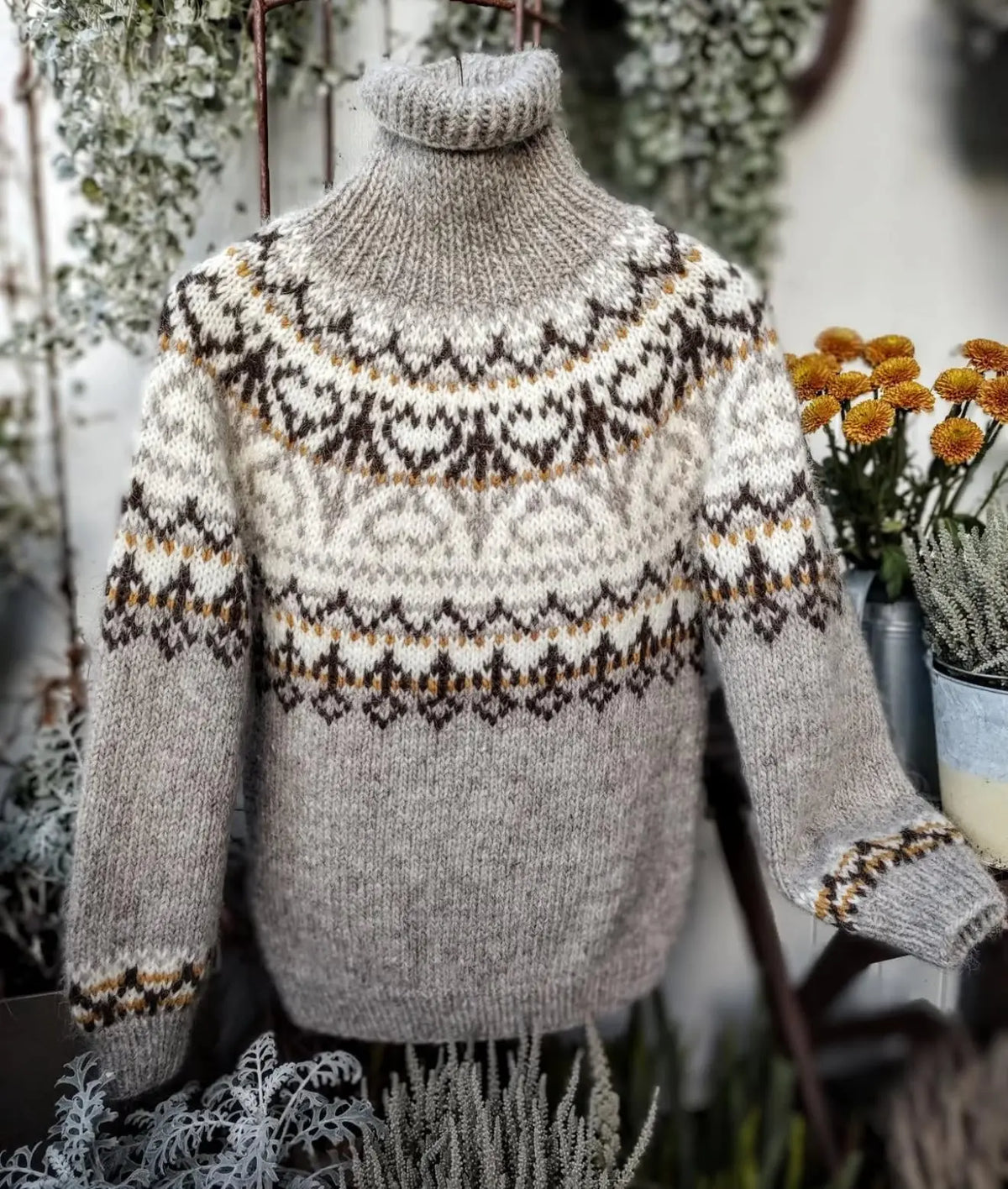 Alasuq polar light beige og chocolate heather villmarksgenser av Linka Neumann