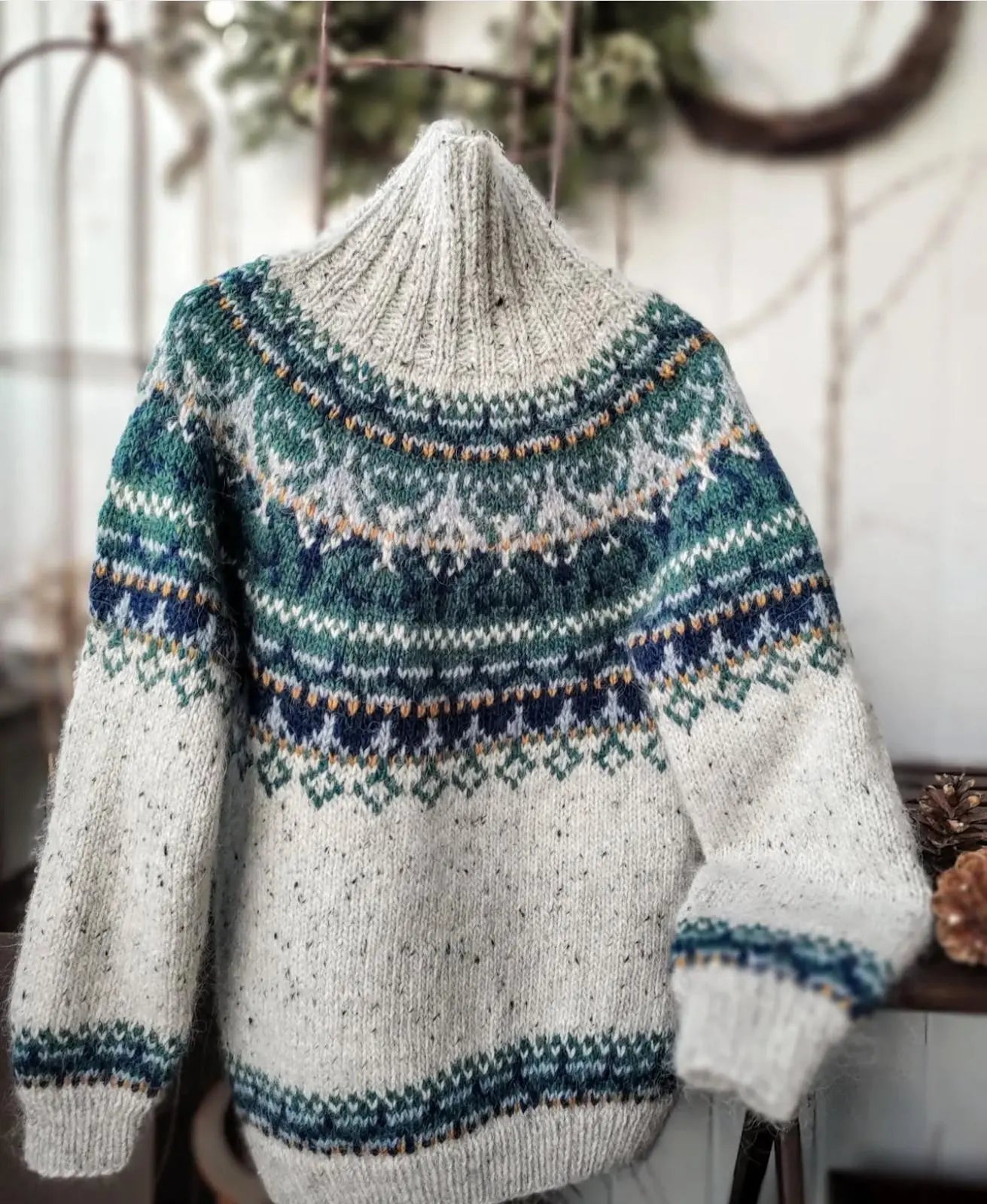 Alasuq polar light grey tweed og teal heather villmarksgenser av Linka Neumann