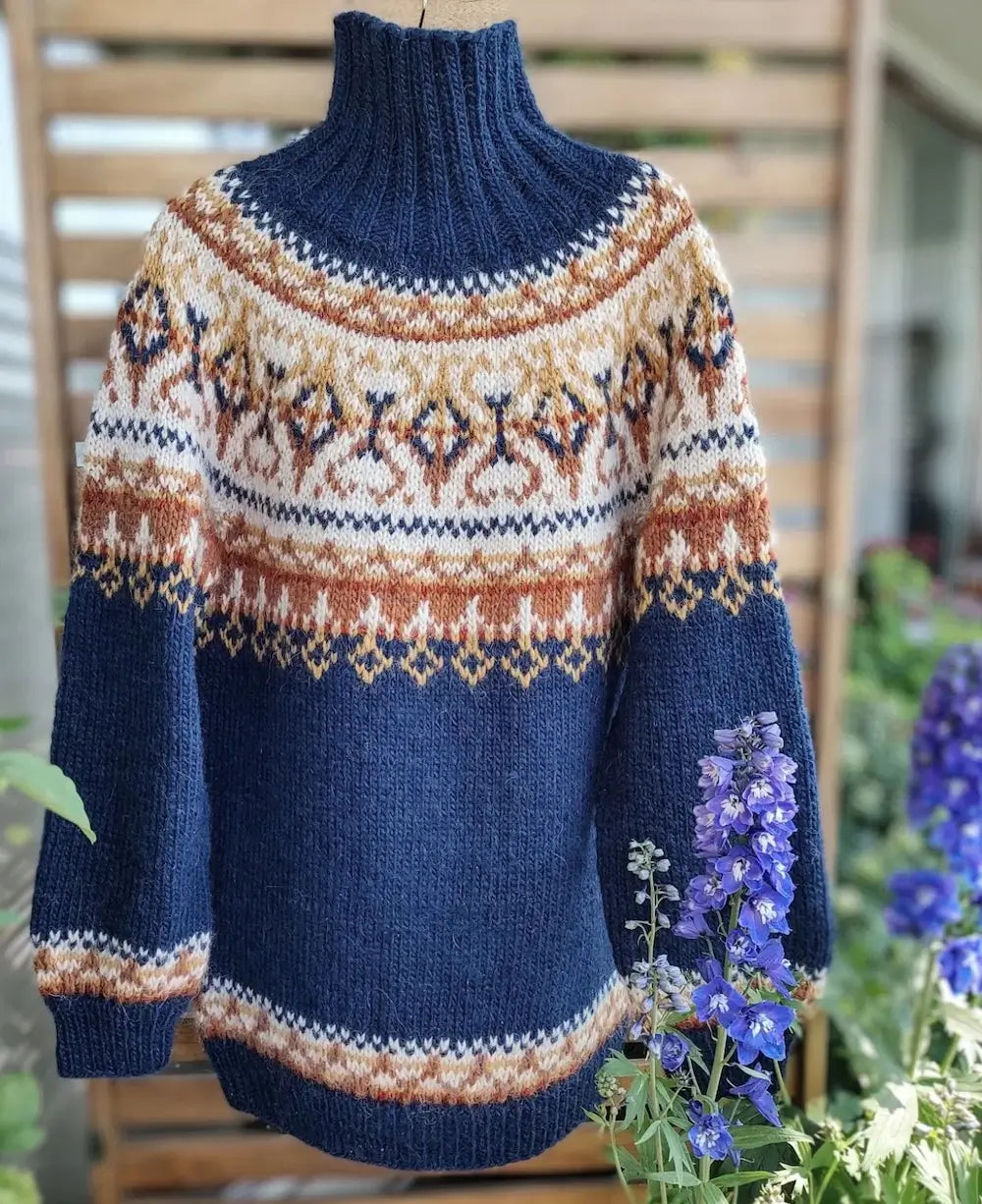 Alasuq polar navy blue og ecru heather - Villmarksgensere av Linka Neumann