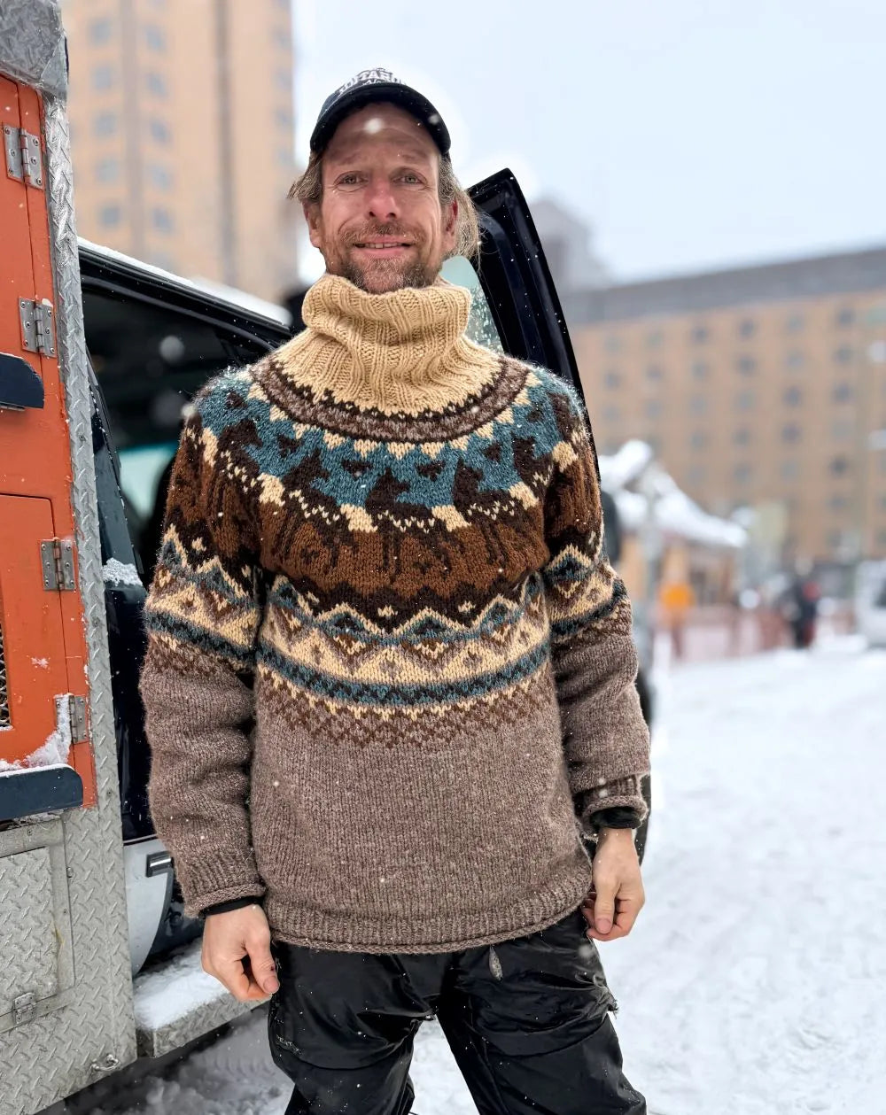 Takotna Polar Jessie Holmes brun og kamel fra Villmarksgensere av Linka Neumann