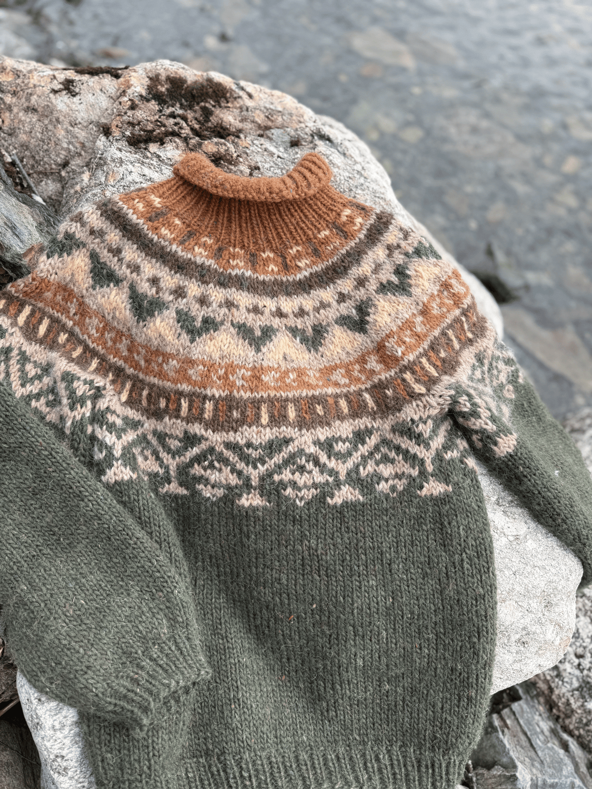 Okapi genser cypress green og Beige tweed