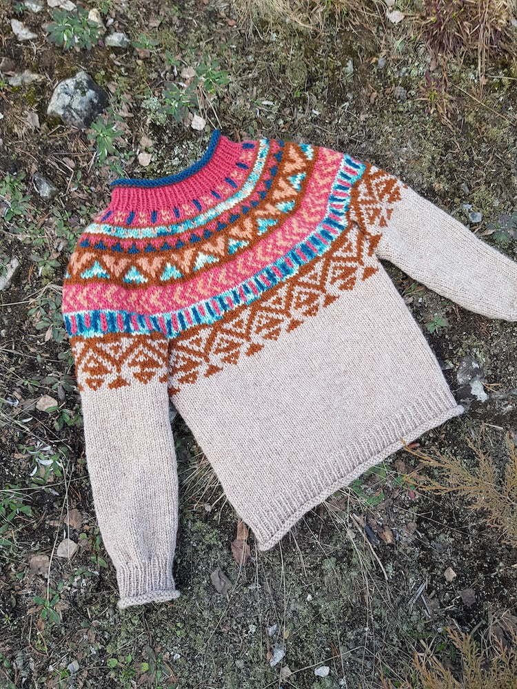 Okapi genser beige melert og melert kobberbrun