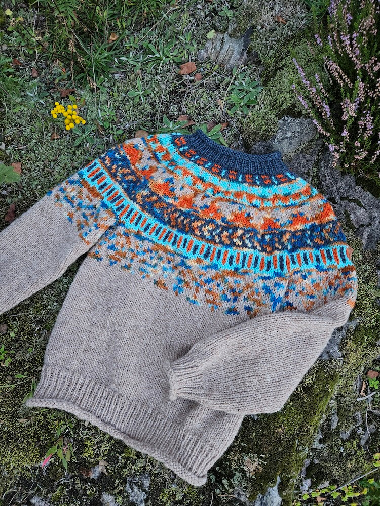 Okapi genser beige melert og håndfarget vams 65