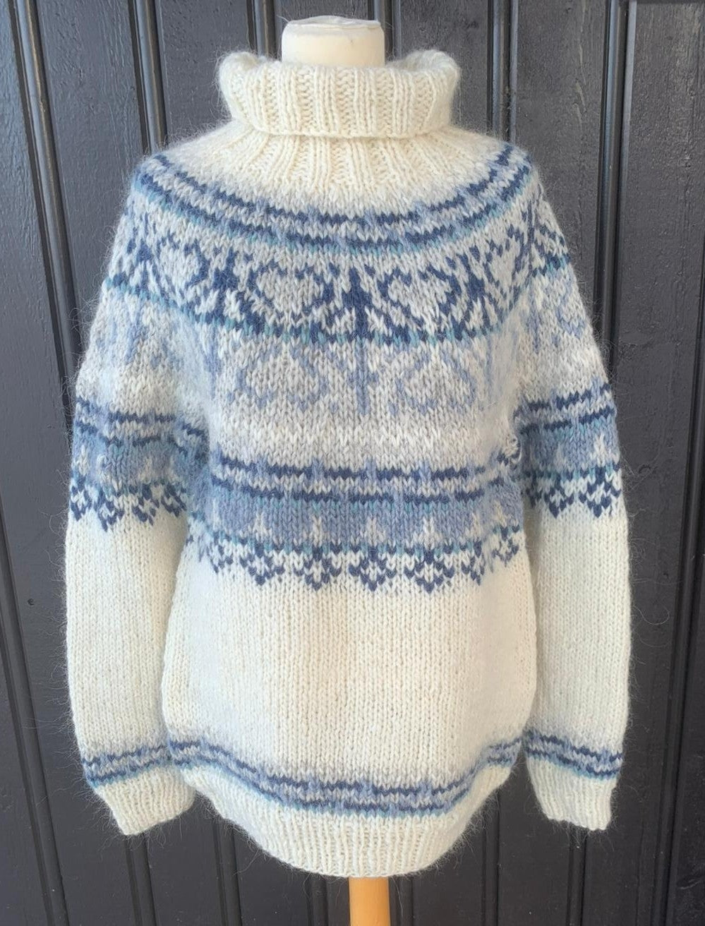 Alasuq polar white og blue tweed fra Villmarksgensere av Linka Neumann