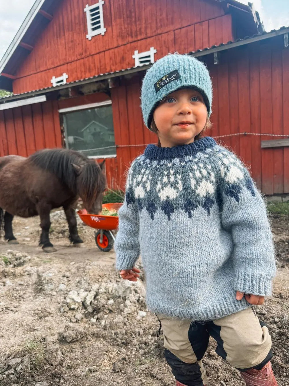 Villmarksgenseren polar barn light denim og white fra Villmarksgensere av Linka Neumann