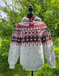 Føyka polar light grey tweed og ruby red fra villmarksgensere av Linka Neumann