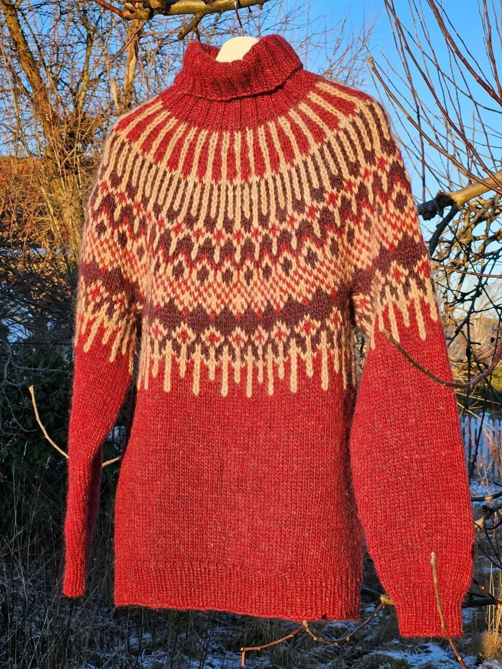 Føyka ruby red og bordeaux heather fra Villmarksgensere av Linka Neumann