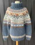 Alasuq polar light indigo og amber heather fra Villmarksgensere av Linka Neumann