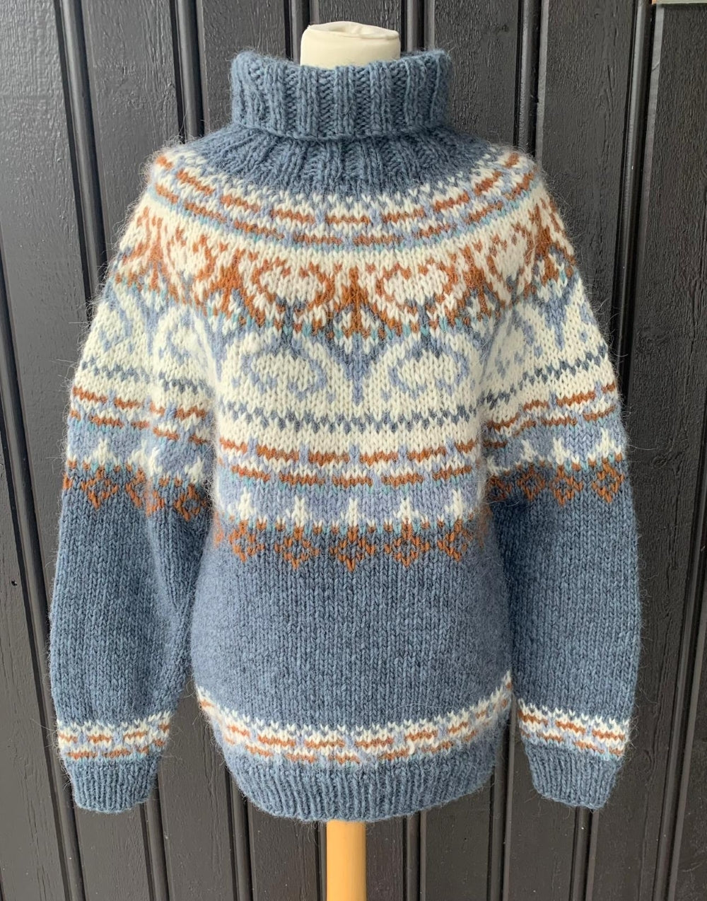 Alasuq polar light indigo og amber heather fra Villmarksgensere av Linka Neumann