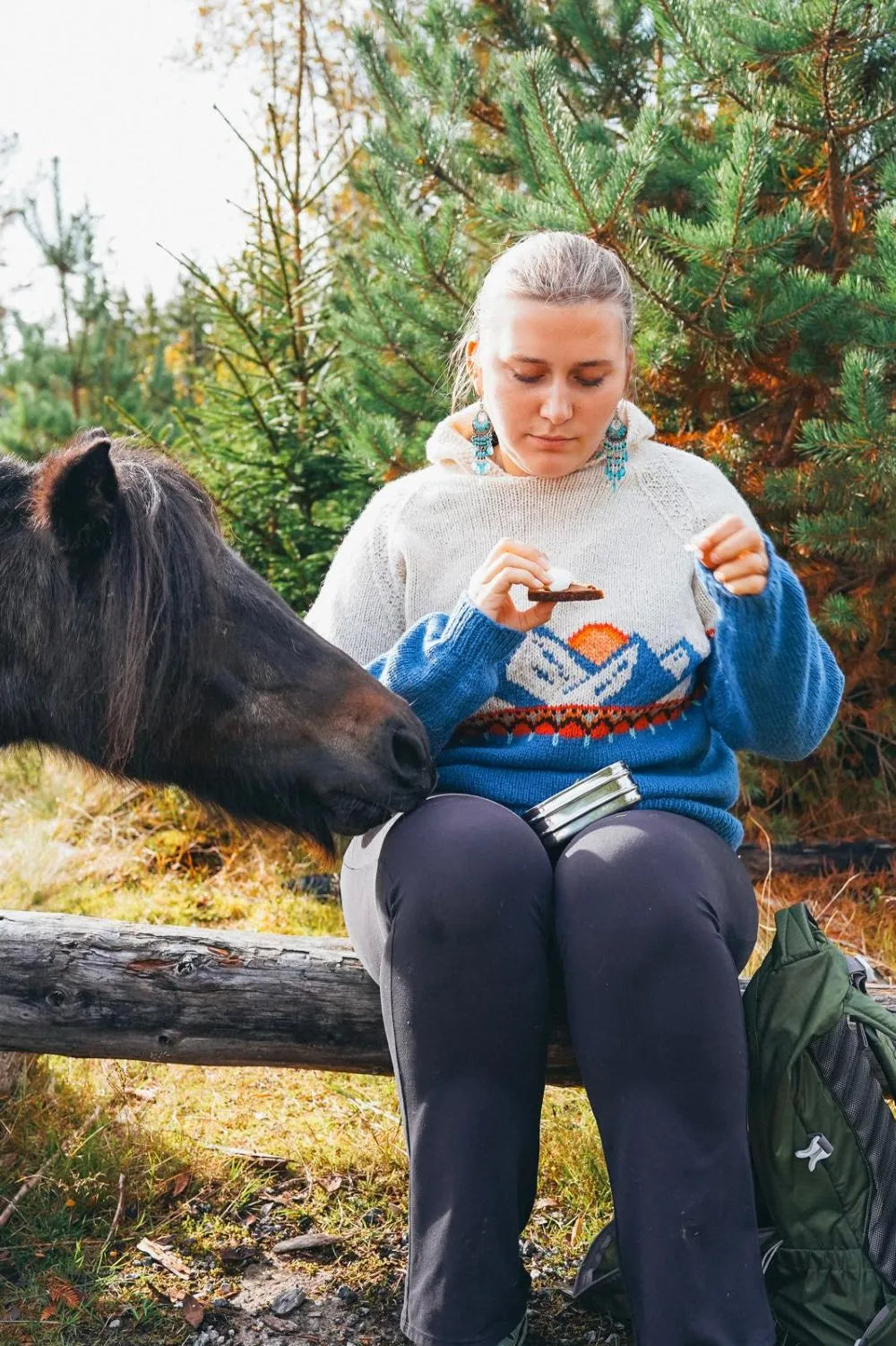 Harila mid-season mellomblå og ecru 2 fra Villmarksgensere av Linka Neumann