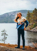 Harila mid-season mellomblå og ecru fra Villmarksgensere av Linka Neumann