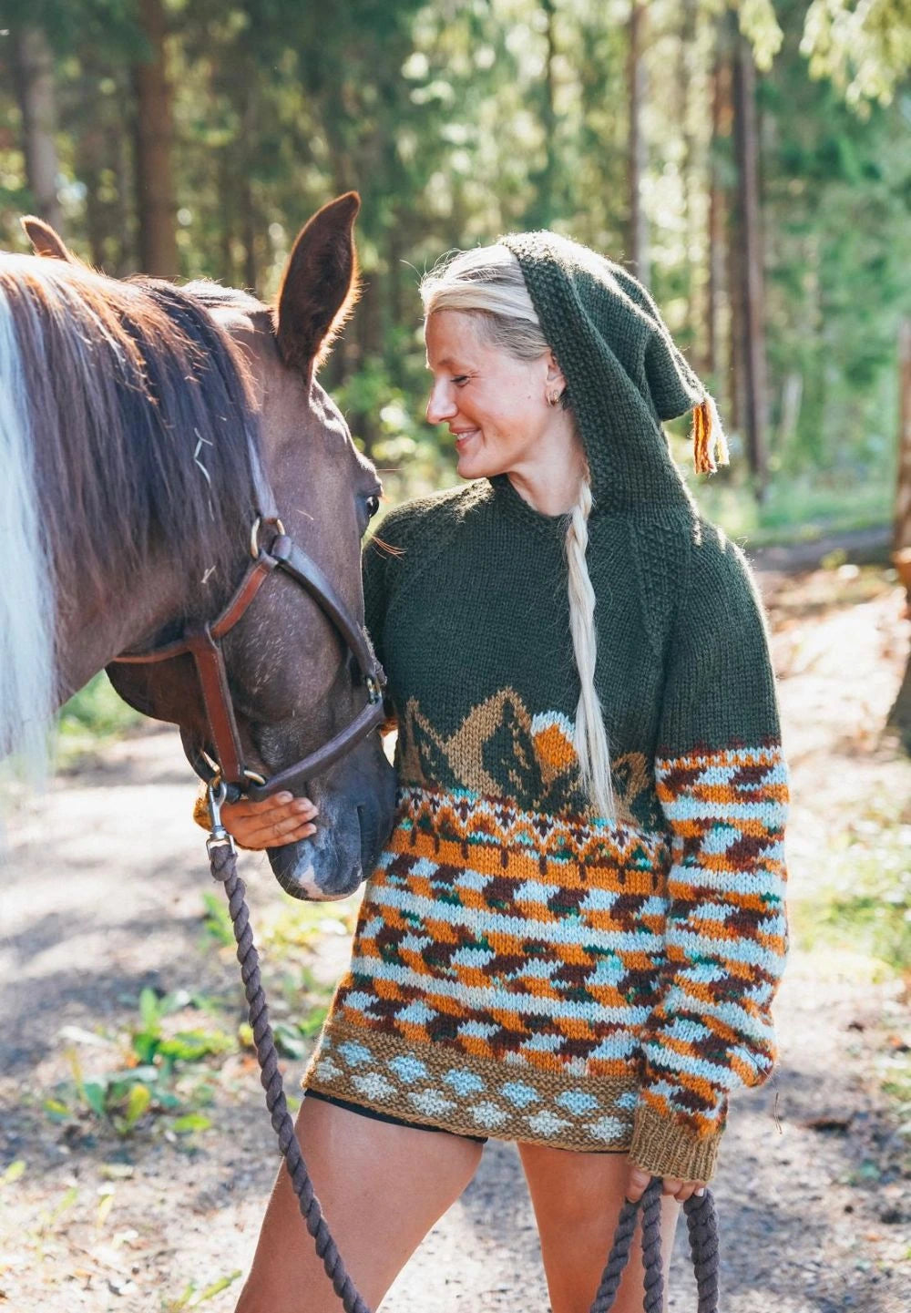 Harilagenser mosegrønn og håndfaret rust fra Villmarksgensere av Linka Neumann