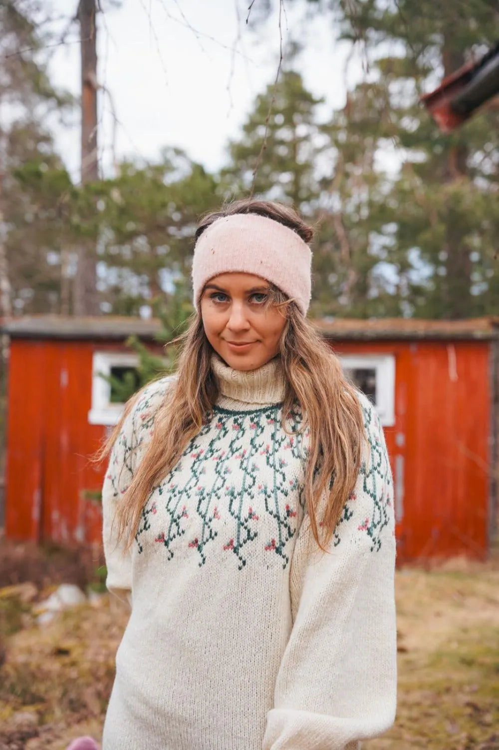 Hermione ubleket hvit og gammelrosa fra Vårkolleksjonen 2026 Villmarksgensere av Linka Neumann