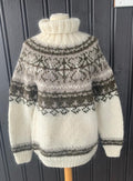 Alasuq polar white og acorn heather fra Villmarksgensere av Linka Neumann