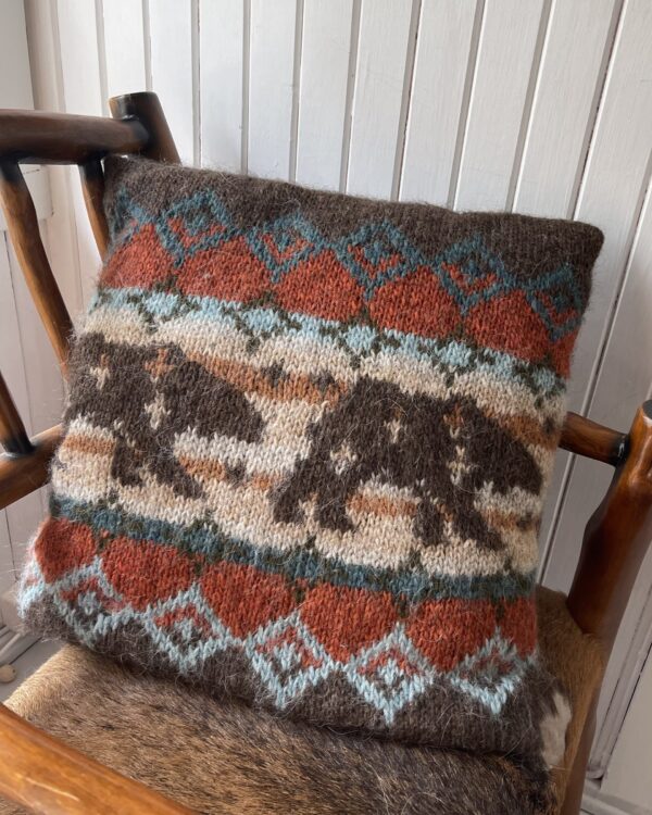 Weißes Bärenkissen braun