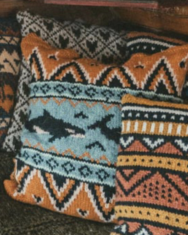 Keiko-Kissen in einer Mischung aus Hellblau, Türkis und Ocker