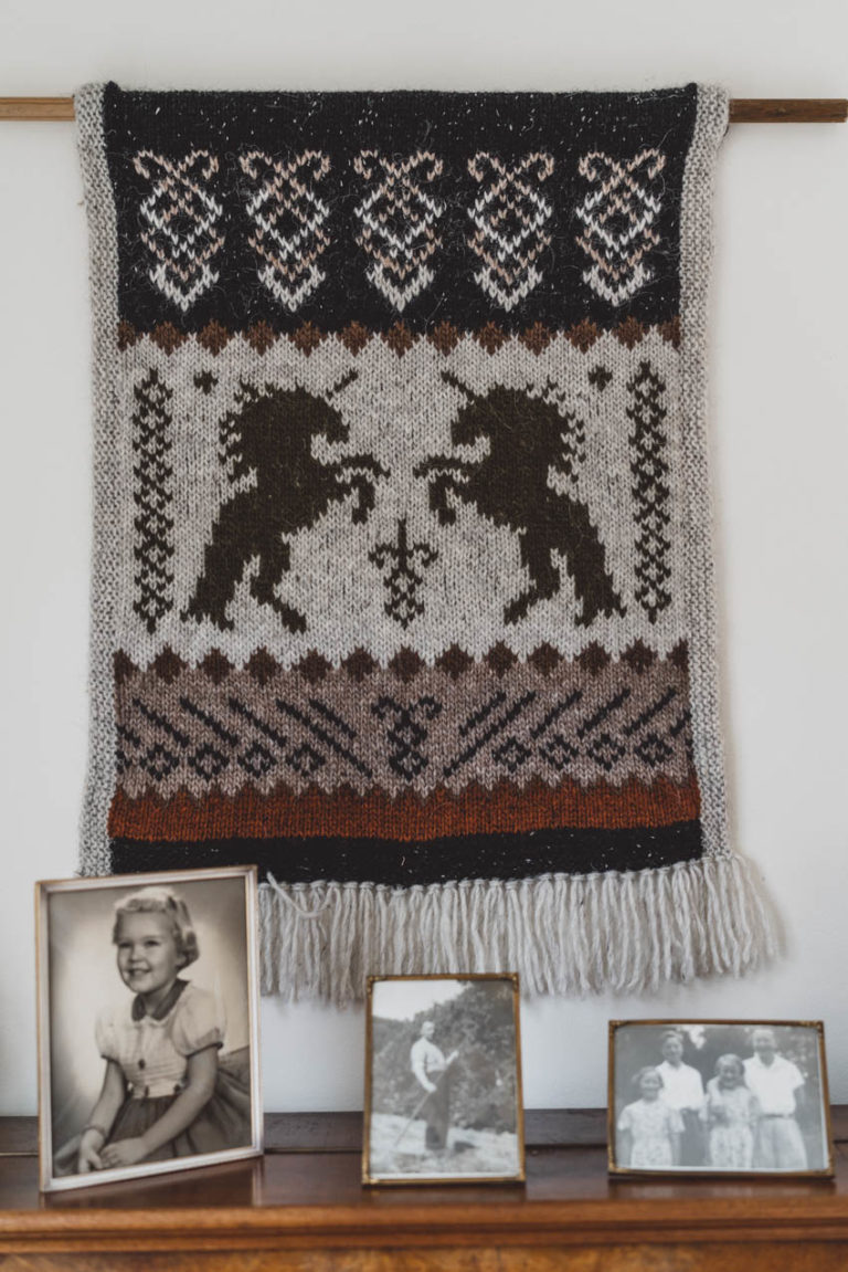 Elises Wandteppich aus schwarzem Tweed