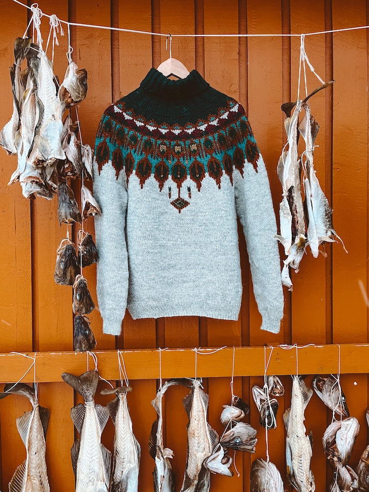 Small peacock natural grey