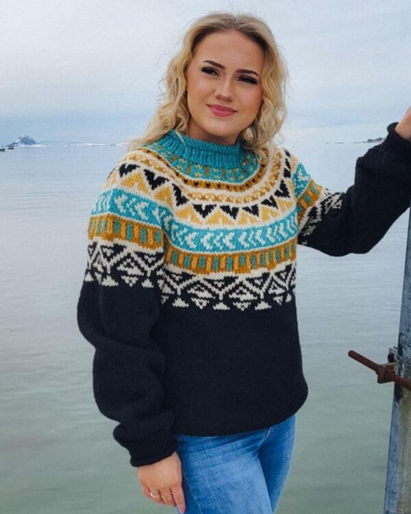 Okapi genser svart og ubleket hvit