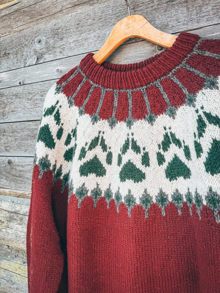 The mid-season wilderness sweater burgundy and light beige melange