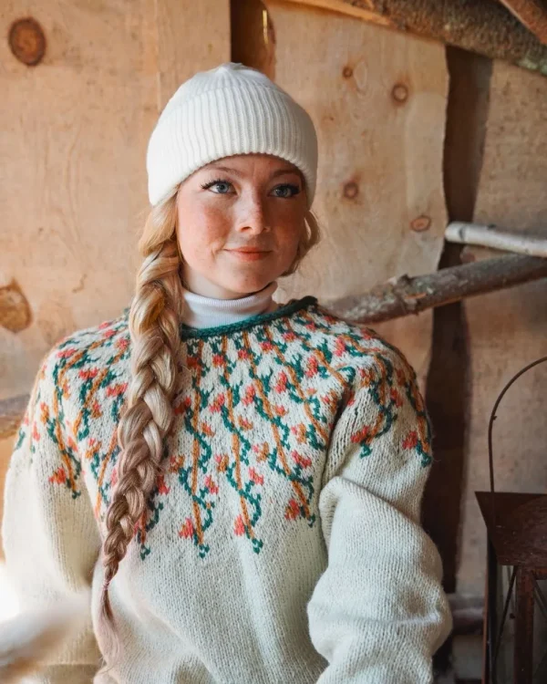 Hermione Ecru fra Vårkolleksjonen 2026 Villmarksgensere av Linka Neumann