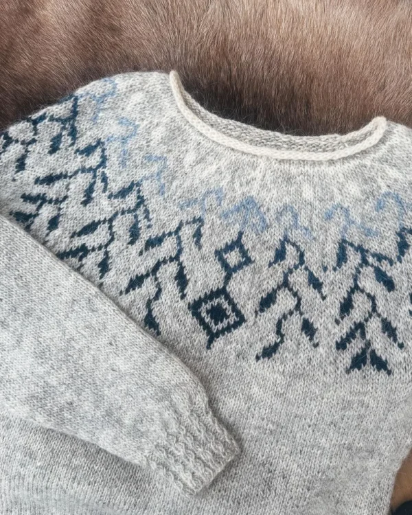 Harpa lys grå blå fra Vårkolleksjonen 2026 Villmarksgensere av Linka Neumann