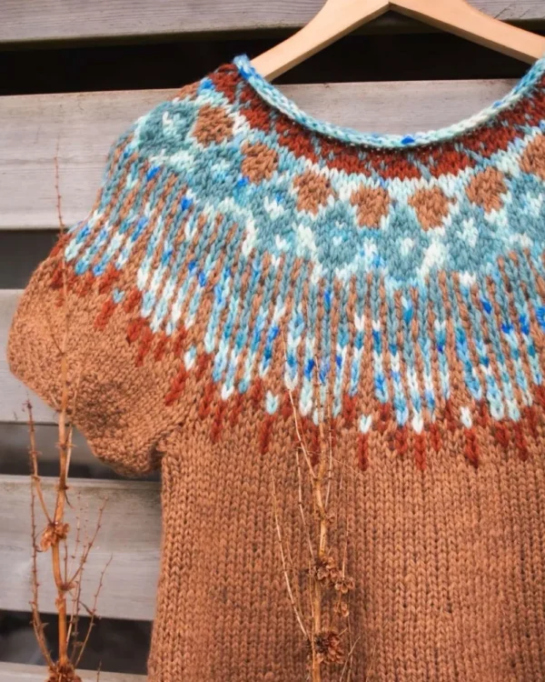 Hopikjole voksen fra Villmarksgensere,av Linka Neumann