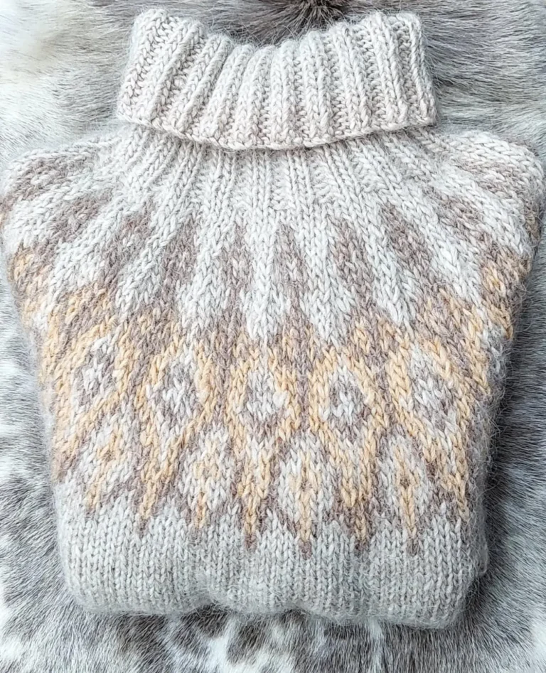 Tusseladd Polar ecru og ray of light Villmarksgenser av Linka Neumann