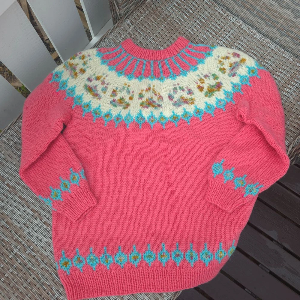 Lachsrosa und Türkis von Wilderness Sweaters von Linka Neumann