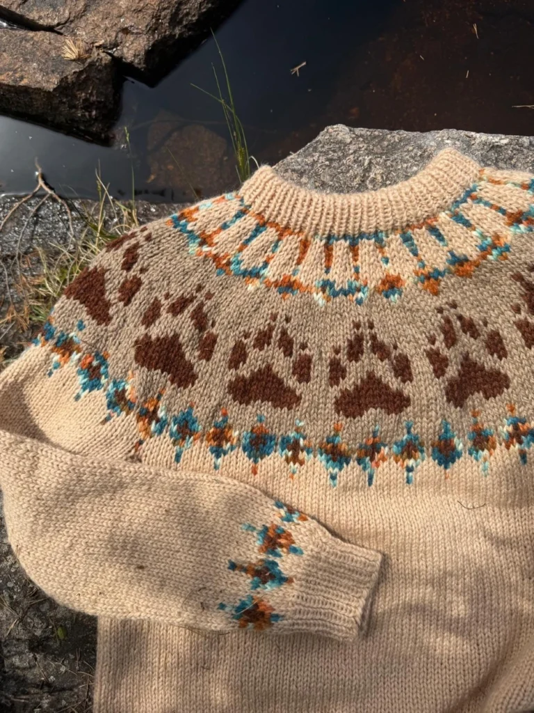 Villmarksgenseren Vams beige og kobber fra Villmarksgensere av Linka Neumann