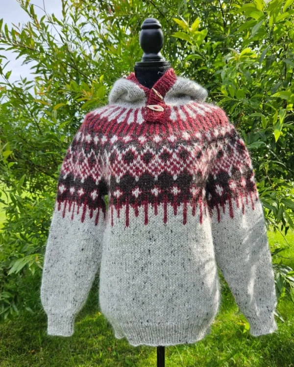 Føyka polar light grey tweed og ruby red fra villmarksgensere av Linka Neumann