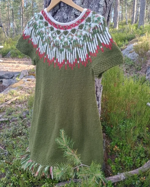 Hopikjole skoggrønn fra Villmarksgensere av Linka Neumann