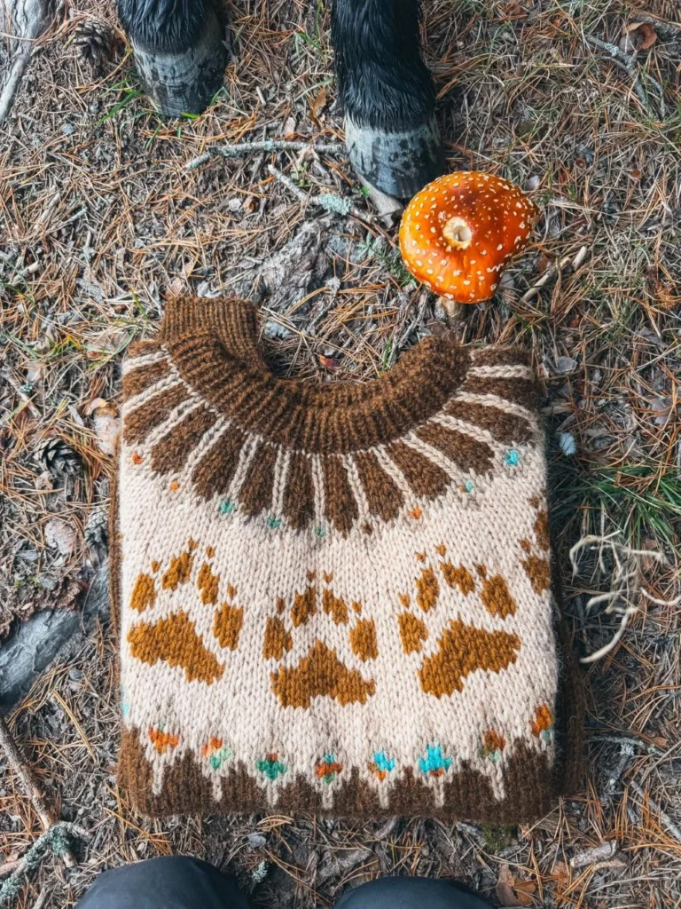 Villmarksgenseren Vams kongle melert og håndfarget rust fra Villmarksgensere av Linka Neumann