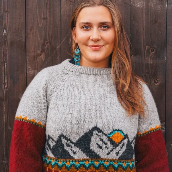 Harila mid-season burgunder og melert lys beige fra Villmarksgensere av Linka Neumann