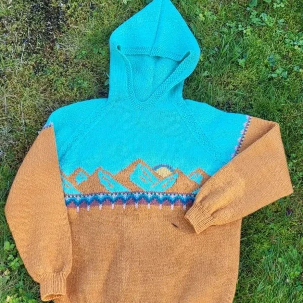 Harila mid-season lys rustoransje og pastelgrønn fra Villmarksgensere av Linka Neumann