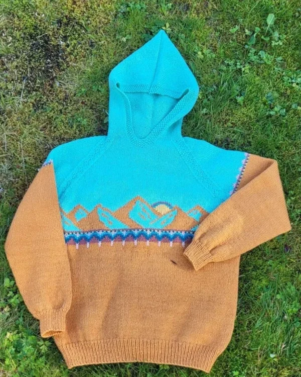 Harila mid-season lys rustoransje og pastelgrønn fra Villmarksgensere av Linka Neumann