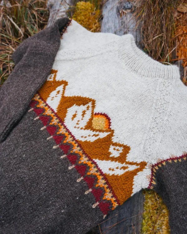 Harila mid-season mørk brun og lys beige med Okerfjell fra Villmarksgensere av Linka Neumann