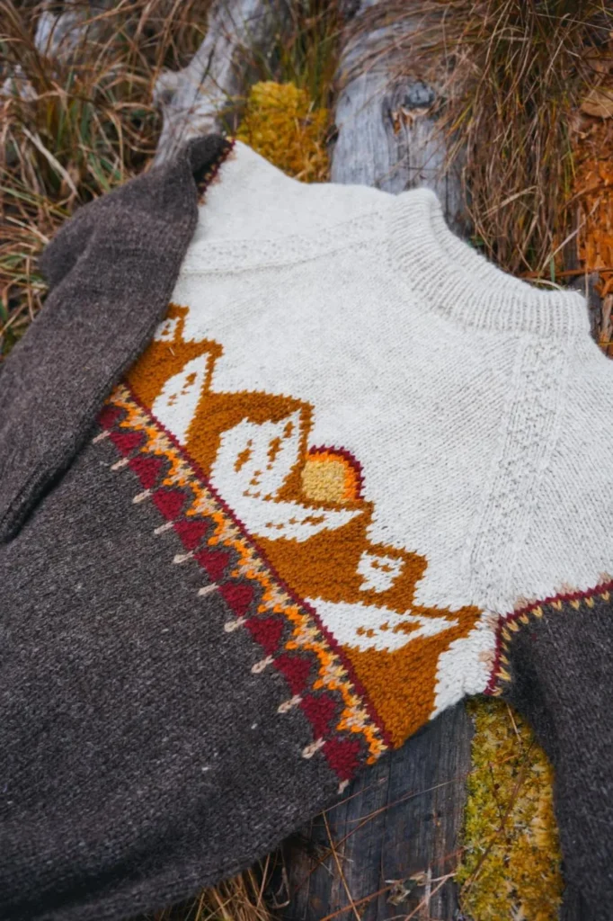 Harila mid-season mørk brun og lys beige med Okerfjell fra Villmarksgensere av Linka Neumann