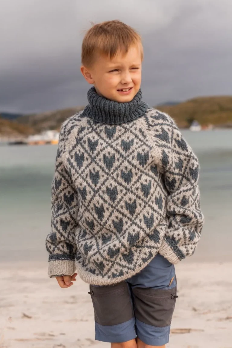 Schwarzer Wolf Polar Kinderpullover in Petrol von Wilderness Sweaters by Linka Neumann