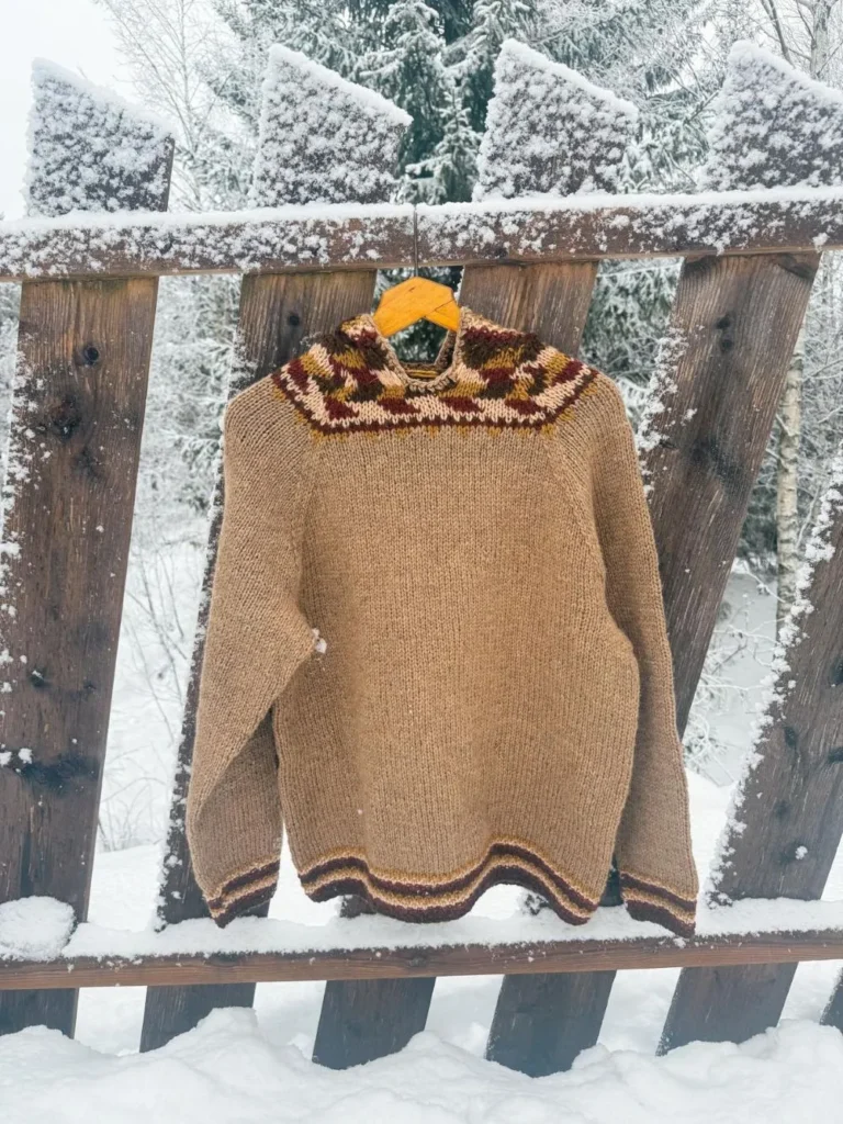 Harila basecampgenser nude melert og rød melert fra Villmarksgensere av Linka Neumann