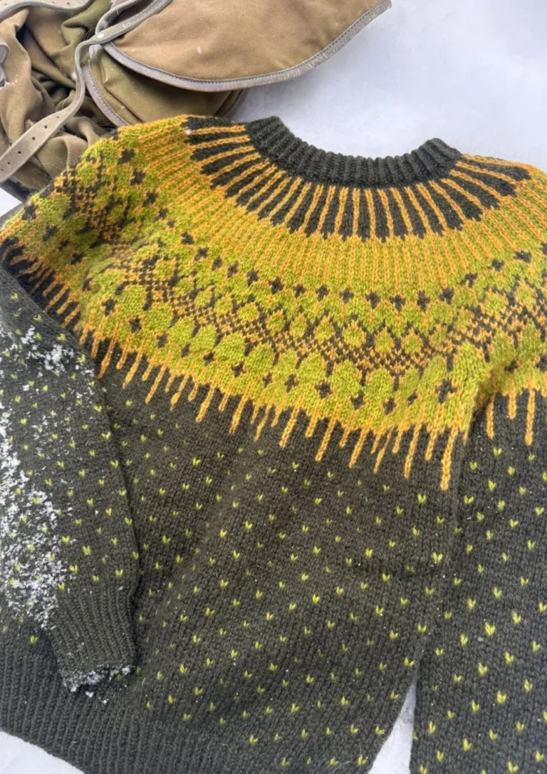 Føyka, ein dunkelolivgrüner Pullover der mittleren Saison von Wilderness Sweaters by Linka Neumann