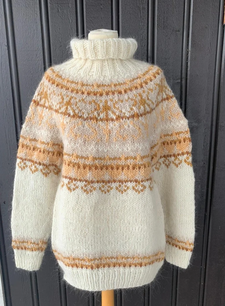 Alasuq polar white and ray of light from Wilderness Sweaters by Linka Neumann
