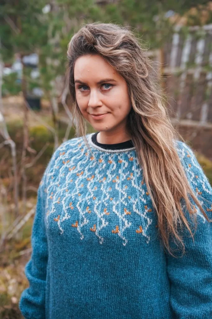 Hermione støvet flyblå fra Vårkolleksjonen 2026 Villmarksgensere av Linka Neumann