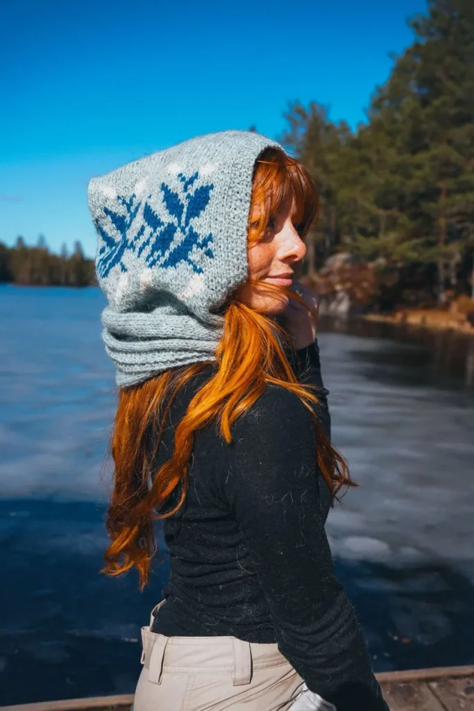 Elven Hood blå fra Vårkolleksjonen 2026 Villmarksgensere av Linka Neumann