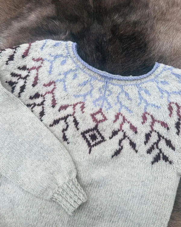 Harpa lys beige og lilla fra Vårkolleksjonen 2026 Villmarksgensere av Linka Neumann