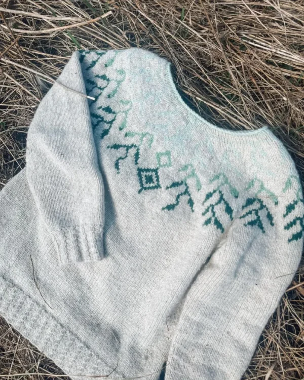 Harpa melert lys beige og grønn fra Vårkolleksjonen 2026 Villmarksgensere av Linka Neumann