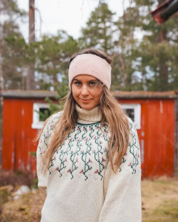 Hermione ubleket hvit og gammelrosa fra Vårkolleksjonen 2026 Villmarksgensere av Linka Neumann